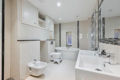 2 bedroom flat for sale, Woodcote Road, Epsom