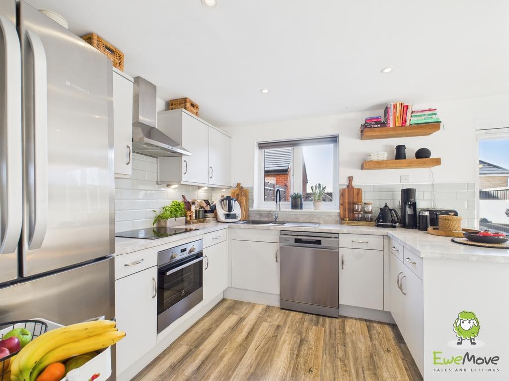 Ewe Move Estate Agents Basingstoke - 22 Lady Margar