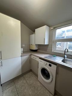 3 bedroom flat to rent, Romford Road, London E7
