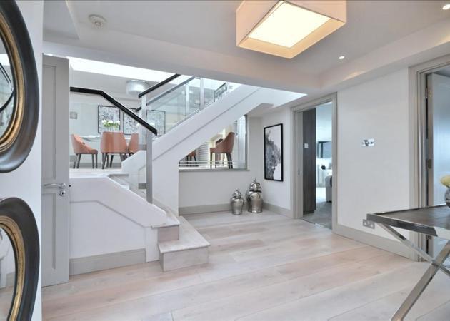 21 Park St James - Hallway .jpg