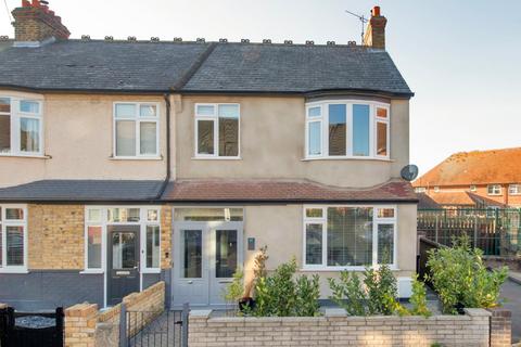 3 bedroom end of terrace house for sale, Pinnocks Avenue, Gravesend, Kent, DA11