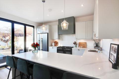 3 bedroom end of terrace house for sale, Pinnocks Avenue, Gravesend, Kent, DA11