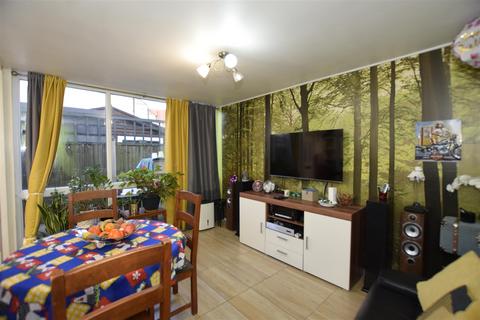 2 bedroom flat for sale, Lonsdale Avenue, WEMBLEY