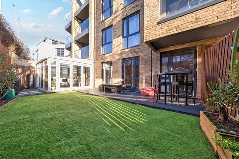 2 bedroom flat for sale, Trundleys Road, London, SE8