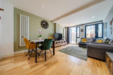 2 bedroom flat for sale, Trundleys Road, London, SE8