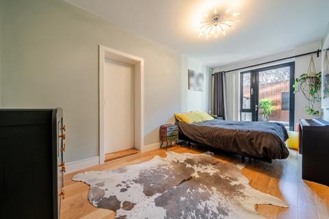 2 bedroom flat for sale, Trundleys Road, London, SE8