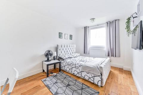 2 bedroom flat to rent, Willington Road, Clapham North, London, SW9
