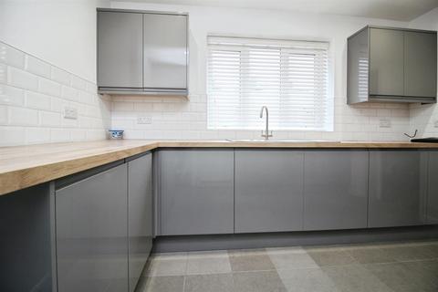 2 bedroom semi-detached house to rent, Curtis Road, Hemel Hempstead HP3