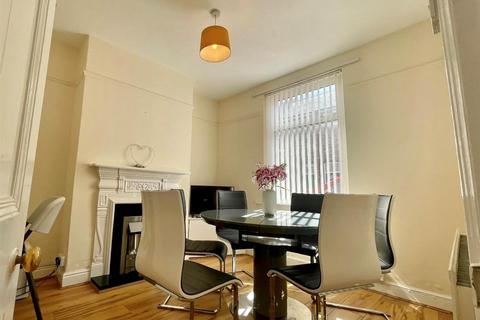 2 bedroom terraced house to rent, Sutherland Street, South Bank
