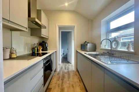 2 bedroom terraced house to rent, Sutherland Street, South Bank