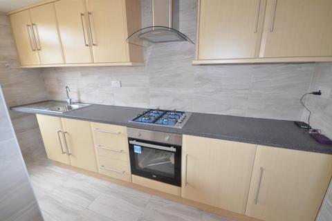 3 bedroom terraced house to rent, Gardenia Avenue, Luton, LU3 2NR