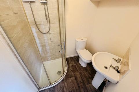 3 bedroom terraced house to rent, Newsome Road, West Yorkshire HD4