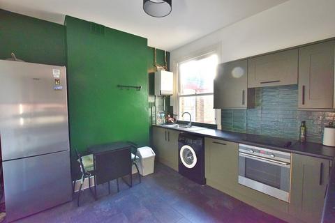 3 bedroom flat to rent, Fox Lane, London, Greater London. N13