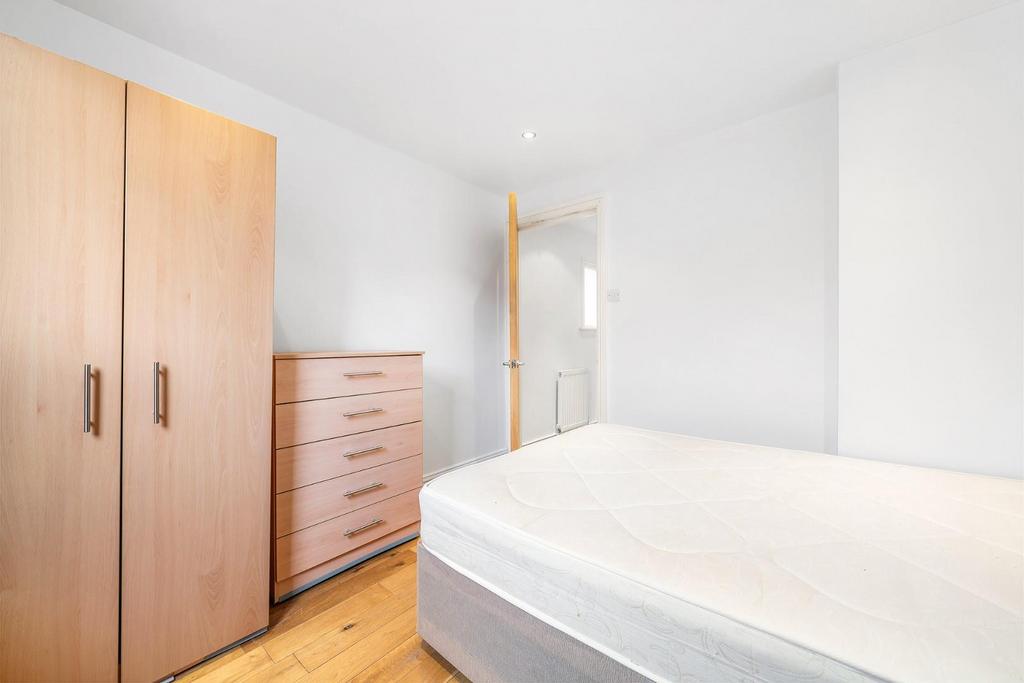 Bedroom 2 (2).JPG