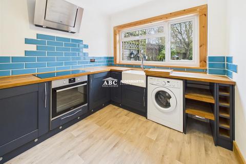 3 bedroom semi-detached house to rent, Sandringham Gardens, London