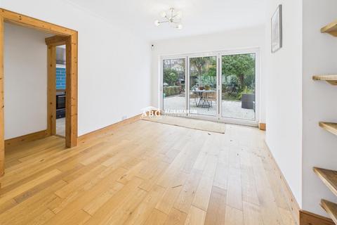 3 bedroom semi-detached house to rent, Sandringham Gardens, London