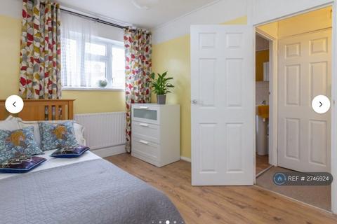 2 bedroom flat to rent, East Street, London, SE17