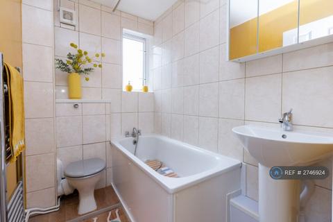 2 bedroom flat to rent, East Street, London, SE17
