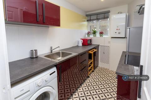 2 bedroom flat to rent, East Street, London, SE17