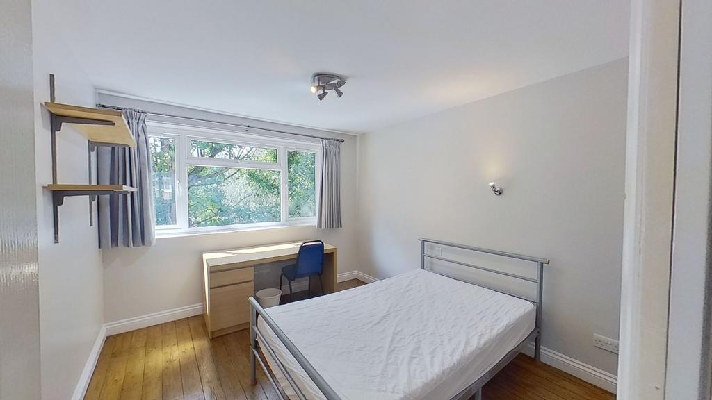 Bright, tidy double bedroom with large window o...
