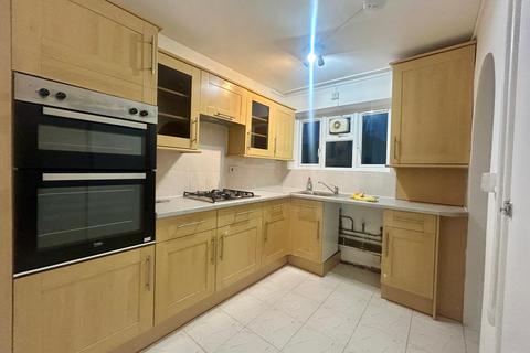 2 bedroom flat to rent, 2 Bedroom Flat For Rent Tivendale, N8