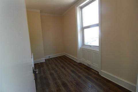 3 bedroom flat to rent, Prudhoe Terrace, North Shields