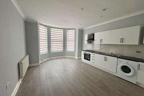 3 bedroom flat to rent, FLAT 2 20 OAKFIELD ROAD CROYDON SURREY CRO 2UA