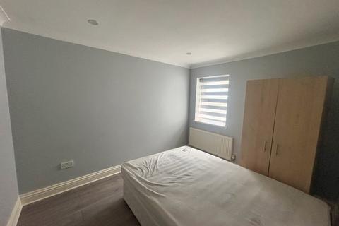 3 bedroom flat to rent, FLAT 2 20 OAKFIELD ROAD CROYDON SURREY CRO 2UA