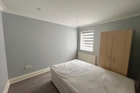 3 bedroom flat to rent, FLAT 2 20 OAKFIELD ROAD CROYDON SURREY CRO 2UA
