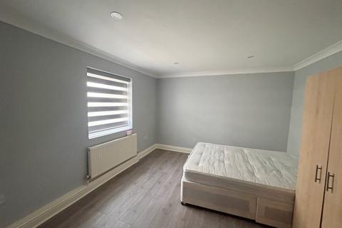 3 bedroom flat to rent, FLAT 2 20 OAKFIELD ROAD CROYDON SURREY CRO 2UA