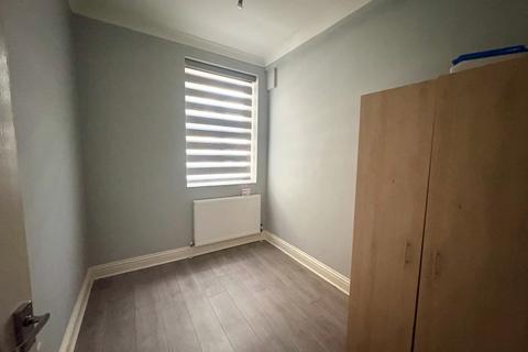 3 bedroom flat to rent, FLAT 2 20 OAKFIELD ROAD CROYDON SURREY CRO 2UA