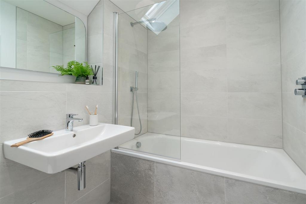 12 Luxurious family bathroom.jpg