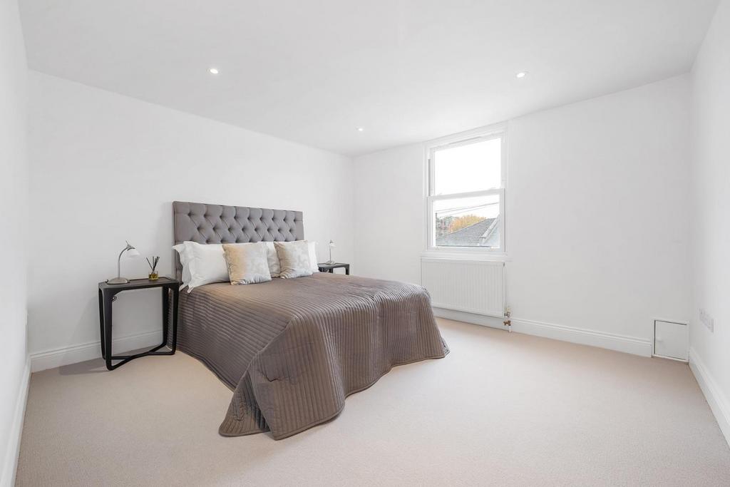 Bedroom 1 (2).JPG