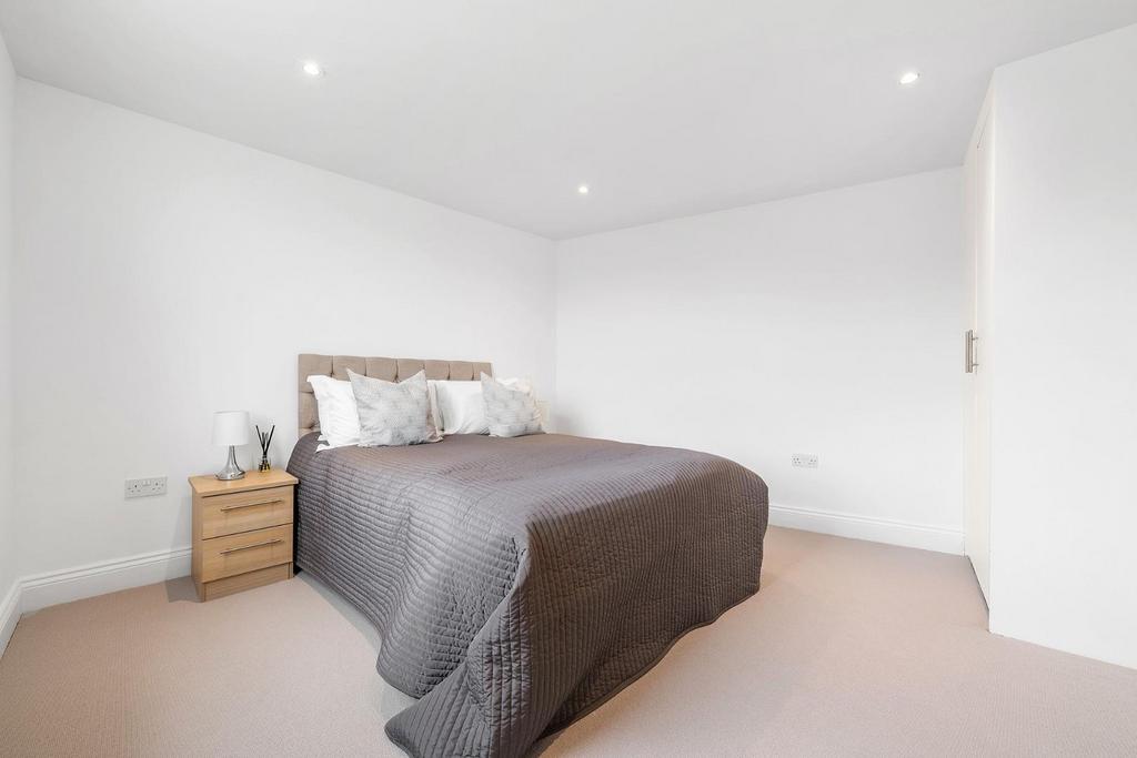 Bedroom 2 (2).JPG