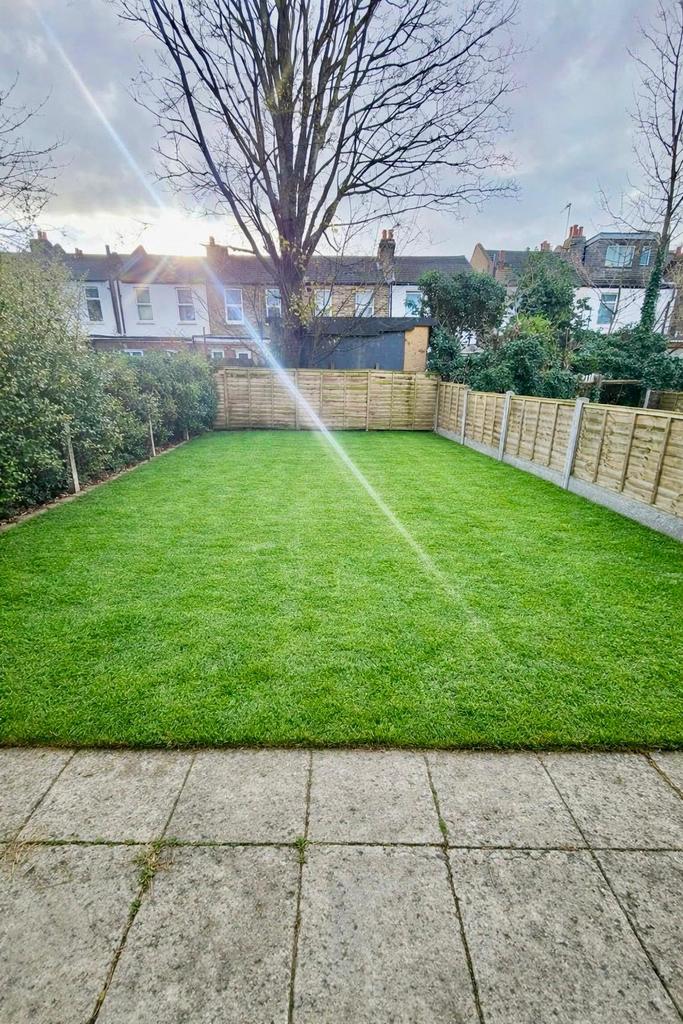 Spacious Two-Bedroom Maisonette with Private Gard