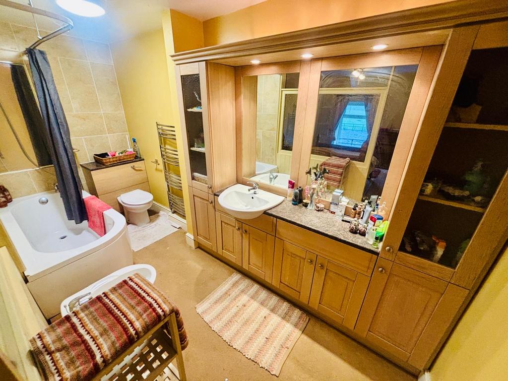 En suite to principle bedroom 1