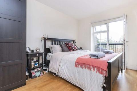 2 bedroom flat to rent, Cricket Green, Mitcham CR4