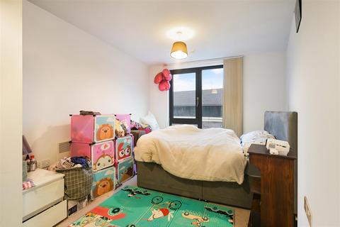 2 bedroom flat for sale, Queensway, Redhill RH1