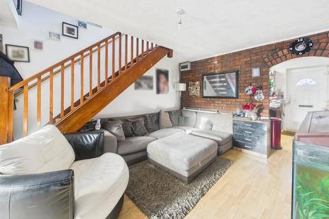 2 bedroom end of terrace house for sale, Maldon Gardens, Gloucester