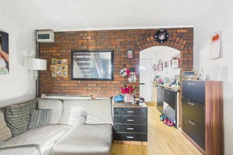 2 bedroom end of terrace house for sale, Maldon Gardens, Gloucester