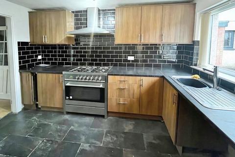 3 bedroom end of terrace house to rent, Calver Close, Derbyshire SK13