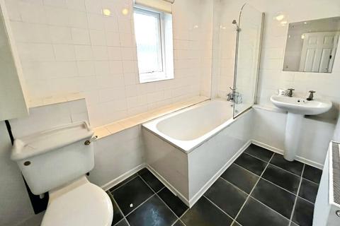 3 bedroom end of terrace house to rent, Calver Close, Derbyshire SK13