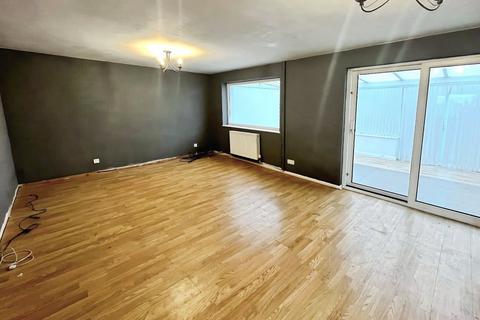 3 bedroom end of terrace house to rent, Calver Close, Derbyshire SK13