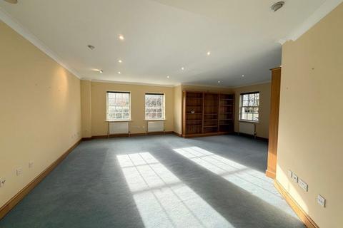 3 bedroom flat to rent, Norfolk Wing, Tortington Manor