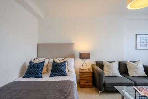 Studio to rent, London W1J