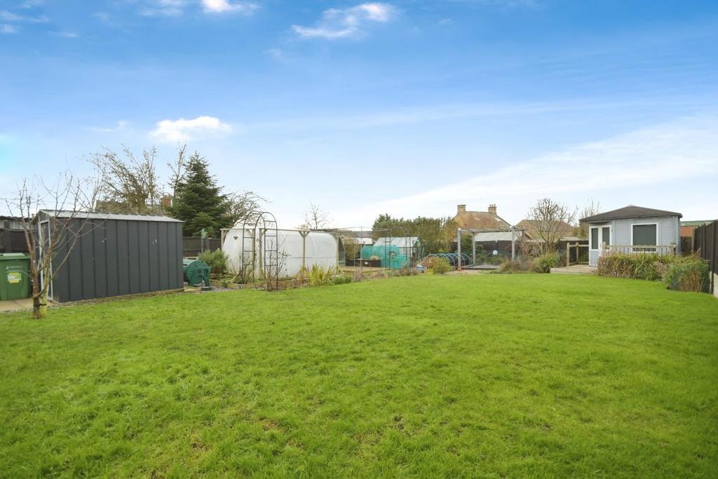 REAR GARDEN 08.jpg