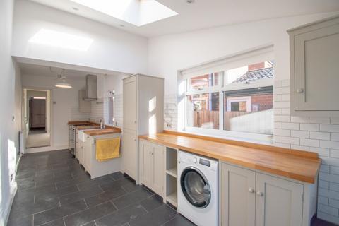 2 bedroom end of terrace house to rent, Sidney Road, South Knighton