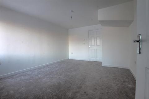 3 bedroom terraced house to rent, Barnett Road, Norton