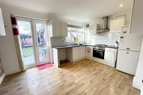 4 bedroom terraced house to rent, Morris Road, Dagenham RM8