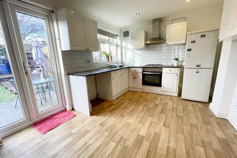 4 bedroom terraced house to rent, Morris Road, Dagenham RM8